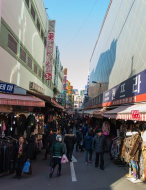  İnsanlar Namdaemun Marke alışveriş