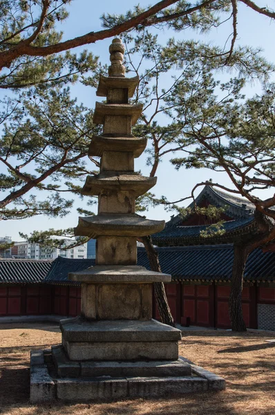 Una pagoda en el palacio de Changgyeonggung; Seúl, Corea del Sur — Foto de Stock