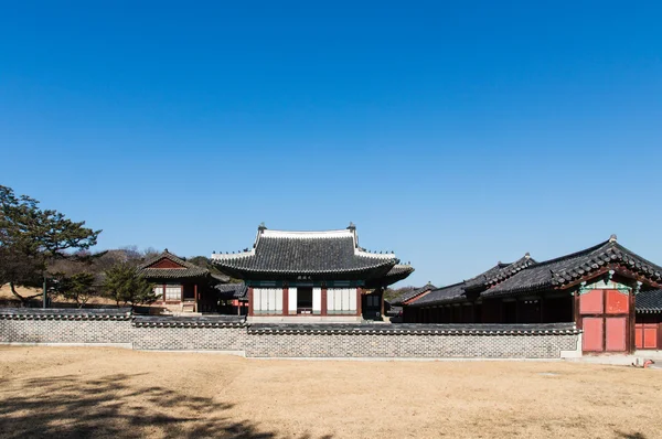 Arquitectura tradicional en Changgyeonggung — Foto de Stock