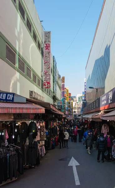 Gente comprando en el mercado Namdaemun — Foto de Stock