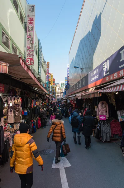 Gente comprando en el mercado Namdaemun — Foto de Stock