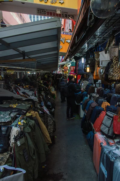 Gente comprando en el mercado Namdaemun — Foto de Stock