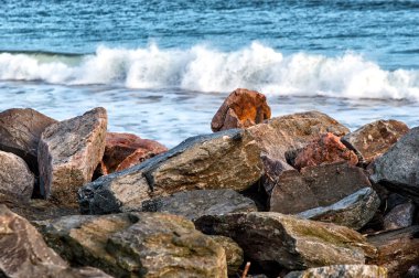Dalgalar kayaların ön planda ile