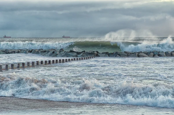 Tide mieszczących się na plaży w Aberdeen, Szkocja — Zdjęcie stockowe