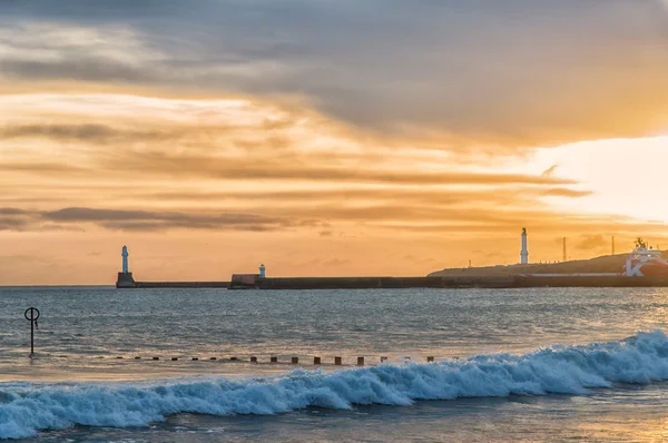 Zon opkomt over Aberdeen strand, weergave van Aberdeen vuurtoren — Stockfoto