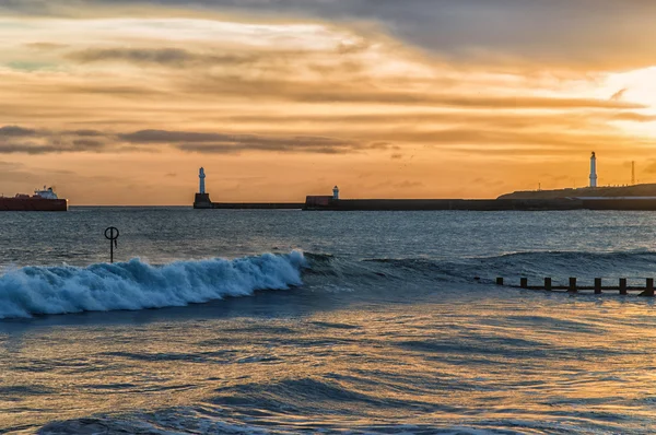 Amanece sobre la playa de Aberdeen, vista del faro de Aberdeen — Foto de Stock