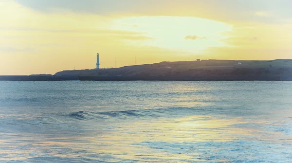 Солнце поднимается над Абердинским пляжем, вид на Абердинский маяк — стоковое фото