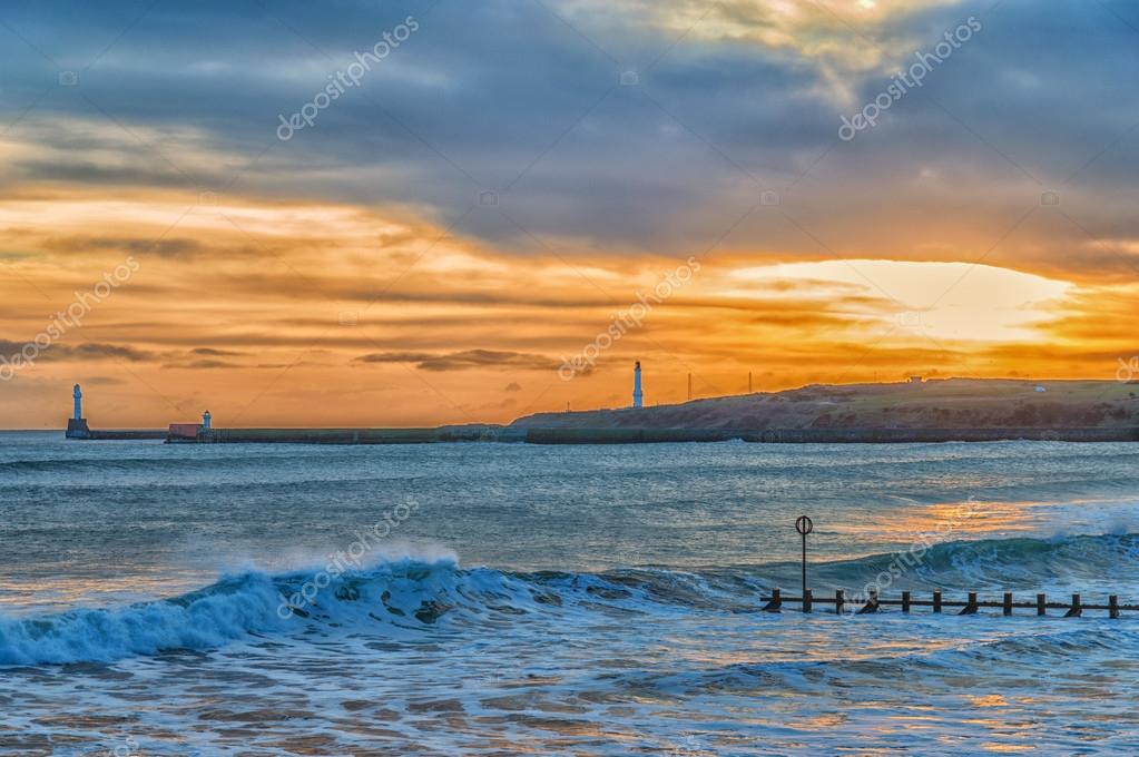 Sun Rises Over Aberdeen Beach View Of Aberdeen Lighthouse Stock