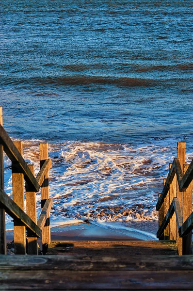 Escadas de madeira na praia deserta, Aberdeen, Escócia — Fotografia de Stock