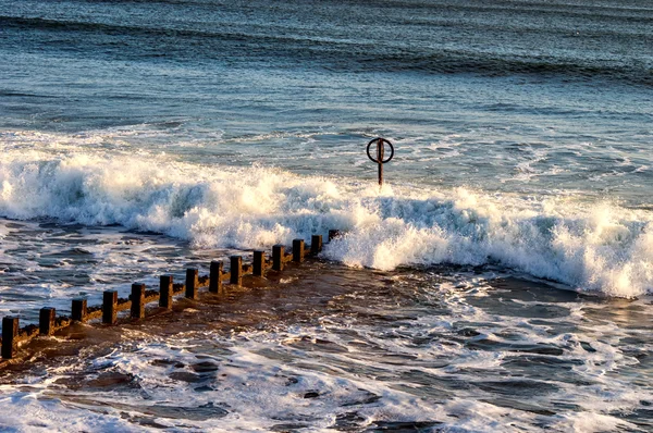 Прилив на пляже Абердина, Шотландия — стоковое фото