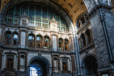 NMBS Antwerp merkez tren istasyonunun iç görünümü.