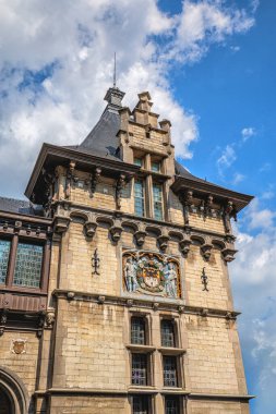 Antwerp 'teki Het Steen Kalesi. Antwerp 'in ilk taş kalesi olan Viking istilasından sonra inşa edilen Het Steen, Antwerps' in en eski binasıdır.