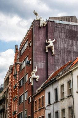 Antwerp, Belçika - 25 Ağustos 2024: De fluisteraar '(Fısıldayan) heykeli