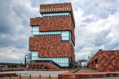 Antwerp, Belçika - 25 Ağustos 2024: MAS Museum Antwerp. 2011 yılında, küçük bir adadaki eski bir limanda kapılarını açıyor, çeşitli konular sergiliyor, şehirle dünya arasındaki bağlantıyı vurguluyor..