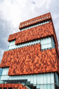 Antwerp, Belçika - 25 Ağustos 2024: MAS Museum Antwerp. 2011 yılında, küçük bir adadaki eski bir limanda kapılarını açıyor, çeşitli konular sergiliyor, şehirle dünya arasındaki bağlantıyı vurguluyor..