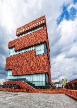 Antwerp, Belçika - 25 Ağustos 2024: MAS Museum Antwerp. 2011 yılında, küçük bir adadaki eski bir limanda kapılarını açıyor, çeşitli konular sergiliyor, şehirle dünya arasındaki bağlantıyı vurguluyor..