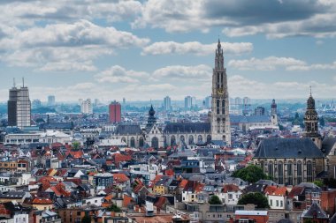 Antwerp 'in havadan görünüşü, Gotik stil tarihi eser olan Lady Antwerp Katedrali ve Belçika' nın tarihi merkezi.