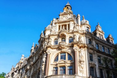 Antwerp, Belçika 'daki Meir yaya alışveriş sokağındaki Art Nouveau mimari binası.