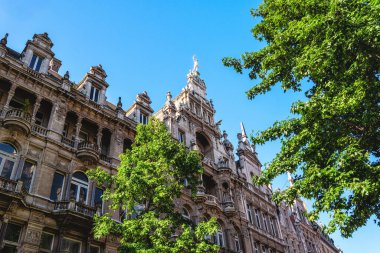 Antwerp, Belçika 'daki Meir yaya alışveriş sokağındaki Art Nouveau mimari binası.