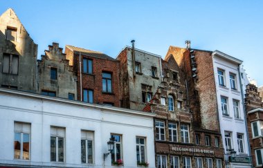 Antwerp 'in tuğla cepheleri, şehrin merkezindeki eski tarihi binalar..