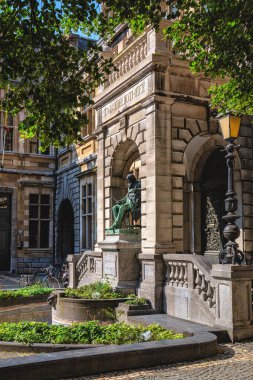 Antwerp, Belçika - 25 Ağustos 2024: Hendrik Vicdan Heykeli şehir kütüphanesinde ve Hendrik Concienceplein Antwerp, Belçika