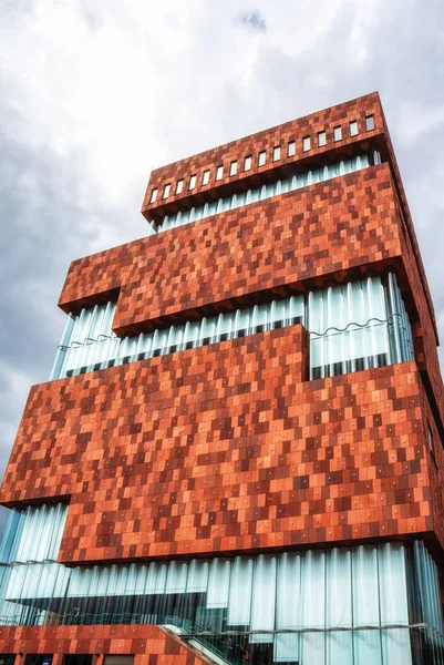 Antwerp, Belçika - 25 Ağustos 2024: MAS Museum Antwerp. 2011 yılında, küçük bir adadaki eski bir limanda kapılarını açıyor, çeşitli konular sergiliyor, şehirle dünya arasındaki bağlantıyı vurguluyor..