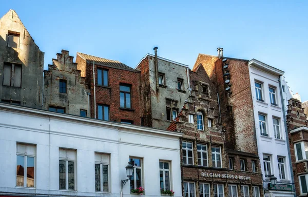 Antwerp 'in tuğla cepheleri, şehrin merkezindeki eski tarihi binalar..