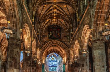 Edinburgh, İskoçya - 16 Haziran 2025: İskoçya 'nın başkenti Edinburgh' daki St. Giles Katedrali 'nin vitray pencereleri ve yuvarlak kemerleriyle Gotik iç mimarisi. Birleşik Krallık