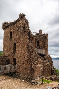 Urquhart Kalesi, Loch Ness kıyılarındaki görkemli kalıntılar, tarihe gömülmüş, gizem. Derin, sessiz sulara bakan bu antik kale, İskoçya 'nın ortaçağ geçmişine dair nefes kesici manzaralar sunuyor..