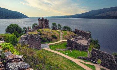 Urquhart Kalesi, Loch Ness kıyılarındaki görkemli kalıntılar, tarihe gömülmüş, gizem. Derin, sessiz sulara bakan bu antik kale, İskoçya 'nın ortaçağ geçmişine dair nefes kesici manzaralar sunuyor..