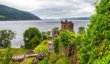 Urquhart Kalesi, Loch Ness kıyılarındaki görkemli kalıntılar, tarihe gömülmüş, gizem. Derin, sessiz sulara bakan bu antik kale, İskoçya 'nın ortaçağ geçmişine dair nefes kesici manzaralar sunuyor..