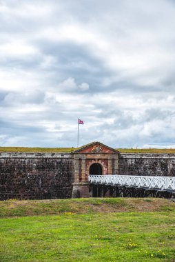 Inverness yakınlarındaki 18. kalenin girişine giden köprü 1745 'teki Jakobit ayaklanmasından sonra İskoçya, İngiltere' de inşa edildi.