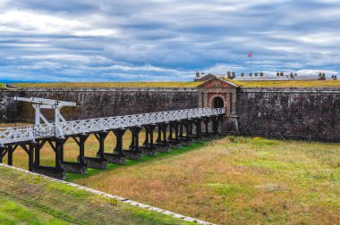 Inverness yakınlarındaki 18. kalenin girişine giden köprü 1745 'teki Jakobit ayaklanmasından sonra İskoçya, İngiltere' de inşa edildi.