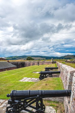 Fort George 'daki Inverness, Highland, İskoçya, İngiltere yakınlarındaki Moray Firth' e bakan Point Battery 'deki silah.