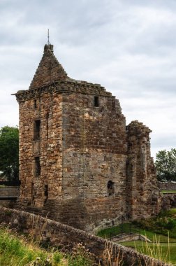 13. yüzyıldan kalma bir ortaçağ kalesi olan St Andrews Şatosu 'nun tarihi kalıntıları Fife' ın kuzeyindeki bir uçurumun tepesinde yer alıyor..