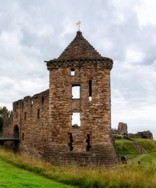 13. yüzyıldan kalma bir ortaçağ kalesi olan St Andrews Şatosu 'nun tarihi kalıntıları Fife' ın kuzeyindeki bir uçurumun tepesinde yer alıyor..