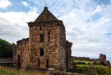 St Andrews, Fife, İskoçya, İngiltere 'de kayalık bir arazide yer alan St. Andrew Kalesi.