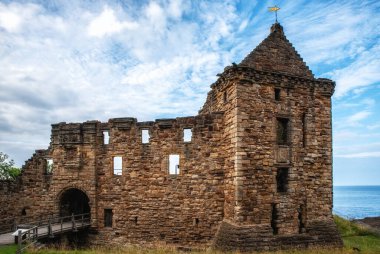 St Andrews, Fife, İskoçya, İngiltere 'de kayalık bir arazide yer alan St. Andrew Kalesi.