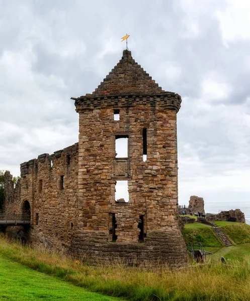 13. yüzyıldan kalma bir ortaçağ kalesi olan St Andrews Şatosu 'nun tarihi kalıntıları Fife' ın kuzeyindeki bir uçurumun tepesinde yer alıyor..