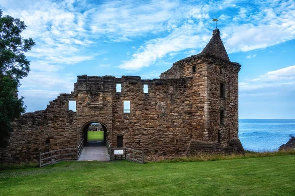 St Andrews, Fife, İskoçya, İngiltere 'de kayalık bir arazide yer alan St. Andrew Kalesi.
