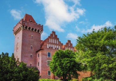 Orta Çağ savunma duvarı ve kule kırmızı tuğla Poznan, Polonya 'daki kraliyet kalesini yeniden inşa etti.