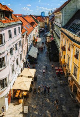 Bratislava, Slovakya - 29 Haziran 2024: Old Town 'da tipik bir kaldırım taşı yolu. Bratislava, Slovakya 'da.