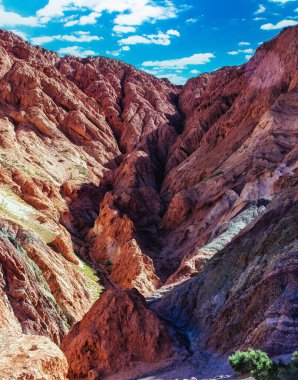 Arjantin, Jujuy Eyaleti, Purmamarca, Yedi Renk Tepesi 'nin (Cerro de los Siete Colores) yüksek manzarası. Güney Amerika