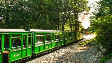 Ushuaia, Güney Arjantin - 20 Mart 2025: Ulusal Park Tierra del Fuego, Arjantin 'de buhar treni