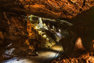 Remouchamps mağaralarındaki yeraltı kaya oluşumları erozyon ve su sızıntısı, Aywaille, Belçika