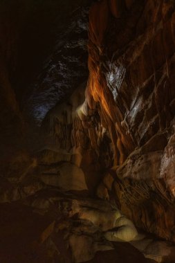 Remouchamps, Belçika 'nın büyüleyici mağara oluşumlarını keşfedin. Güzel sarkıtlar ve dikitler. Bu büyüleyici yerde yüzeyin altındaki doğal harikaları keşfedin..