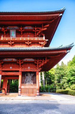 Daimon kapısı, Koyasan Dağı 'ndaki ünlü hac kasabasının girişi, UNESCO Dünya Mirası Bölgesi Wakayama, Kansai, Japonya' daki Kii Dağları 'ndaki kutsal alanlar ve hac rotaları.