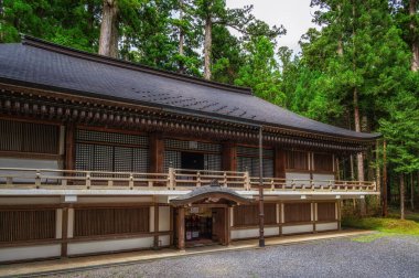 Kongobu-ji ismi Elmas Dağı Tapınağı anlamına geliyor. Shingon Budizmi 'nin en yüksek rütbeli keşişi Koyasan' ın başkeşişine ev sahipliği yapar..