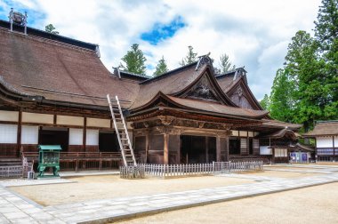 Kongobu-ji ismi Elmas Dağı Tapınağı anlamına geliyor. Shingon Budizmi 'nin en yüksek rütbeli keşişi Koyasan' ın başkeşişine ev sahipliği yapar..