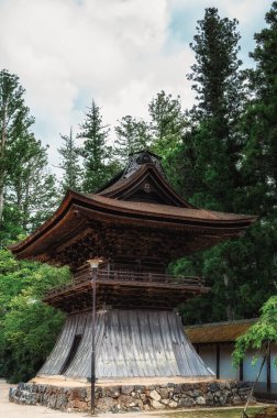 Kule ve kapı Kongobu-ji 'de, Wakayama, Koya-san' daki Shingon Budist mezhebinin baş tapınağı.,